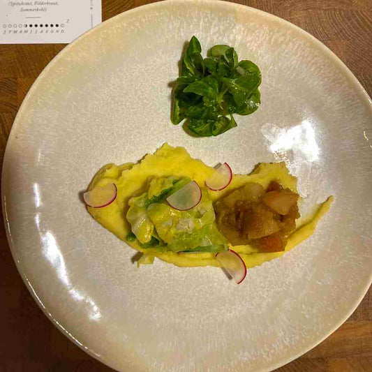 Kartoffelpüree-Spitzkohl, Feldsalat, Teller