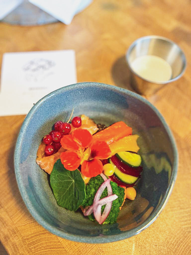 Bowl mit Broccoli und Lachs