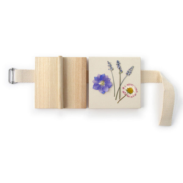 Blumenpresse aus Holz mit Gurtband