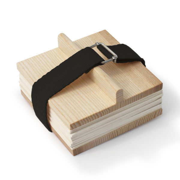 Blumenpresse aus Holz mit Gurtband schwarz